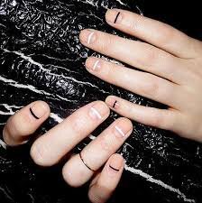 Minimalistic-Black-Nail-Art-9