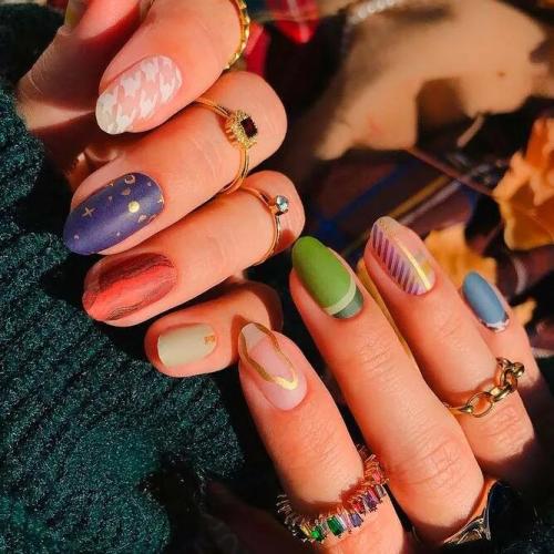 Mismatched-Hands-Nail-Designs-2