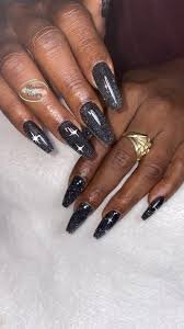 Mix-Designs-for-Your-Black-Nails-7