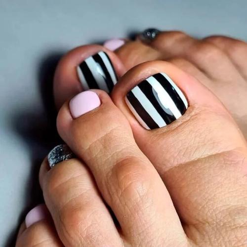 Nail-Design-With-Geometry-Patterns-2