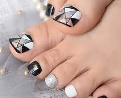 Nail-Design-With-Geometry-Patterns-7