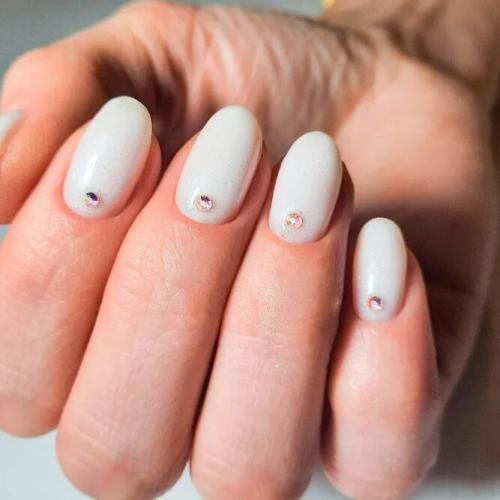 Nude-Nail-Design-With-Stones-2