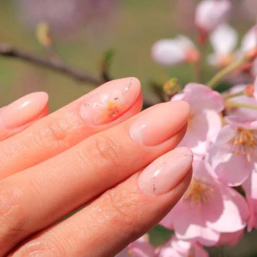 Nude-Nails-With-Flowers-Art-2