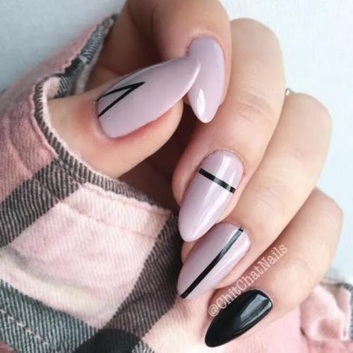 Nude-Nails-with-Black-Strict-Lines-1