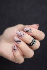 Nude-Nails-with-Black-Strict-Lines-6 (1)