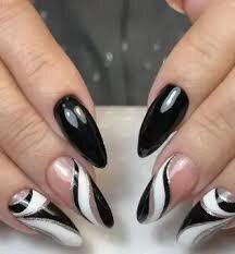 Nude-Nails-with-Black-Strict-Lines-8 (1)