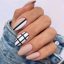 Nude-Nails-with-Black-Strict-Lines-9 (1)