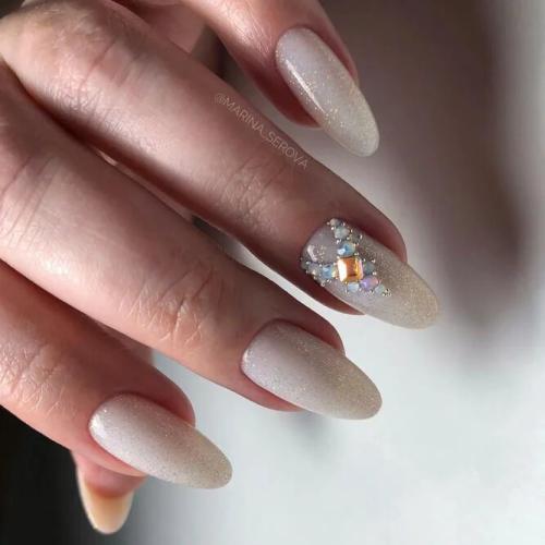 Nude-Nails-with-Rhinestones-2