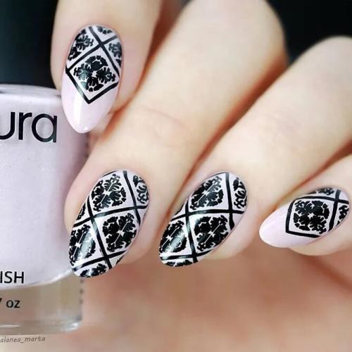 Pastel-Nails-With-Damask-Accent-3