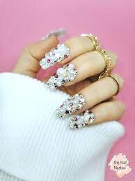 Pearl-Detail-Luxury-Nails-4