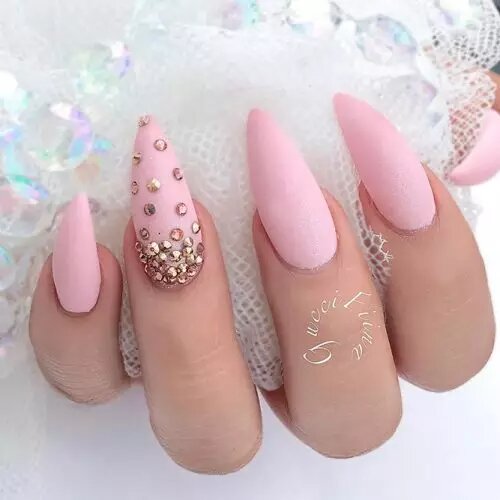 Scattering-Of-Rhinestones-On-Accented-Finger-1