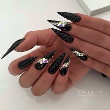 Scattering-Of-Rhinestones-On-Accented-Finger-5