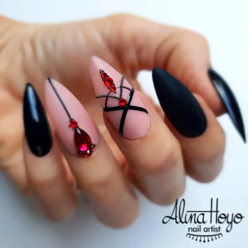 Sexy-Red-and-Black-Stiletto-Nail-Art-4