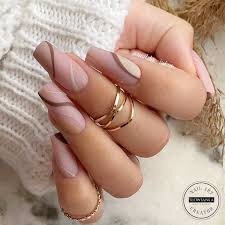 Short-Acrylic-Nails-in-Nude-Shades-9