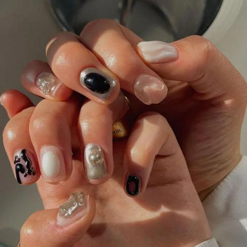 Short-Black-and-White-Nail-Designs-2