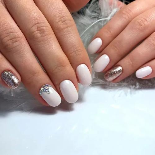 Short-Round-White-Acrylic-Nails-1