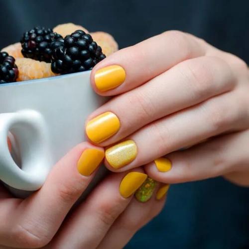 Short-Yellow-Nail-Design-with-Glitter-1