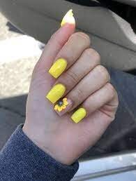 Short-Yellow-Nail-Design-with-Glitter-6