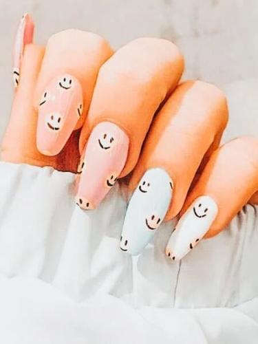 Smiley-Face-Nails-1