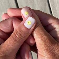 Smiley-Face-Nails-2