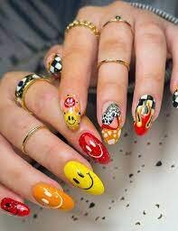 Smiley-Face-Nails-5