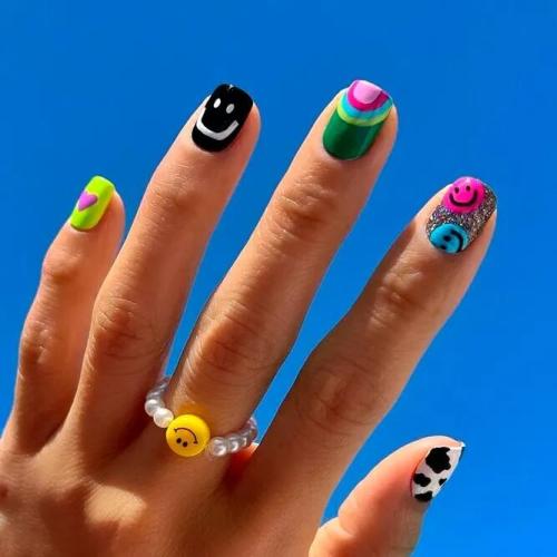 Smiley-Face-Nails-Designs-1