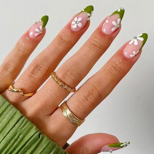 Spring-Flowers-on-Your-Almond-Nails-3