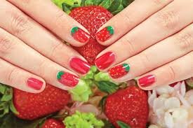 Strawberry-Art-with-French-Manicure-4