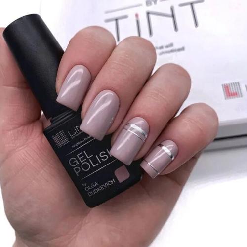 Stripes-Accent-Elegant-Nail-Designs-2