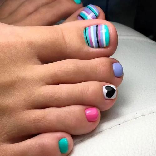 Stylish-Pedicure-With-Stripes-1