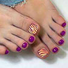 Stylish-Pedicure-With-Stripes-10