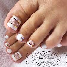 Stylish-Pedicure-With-Stripes-3