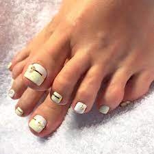 Stylish-Pedicure-With-Stripes-6
