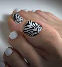 Stylish-Pedicure-With-Stripes-8