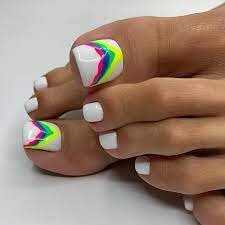 Stylish-Pedicure-With-Stripes-9