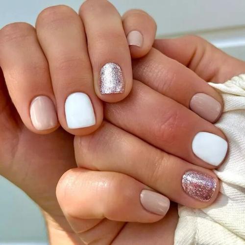 Stylish-Short-Nude-Nails-With-Glitter-1