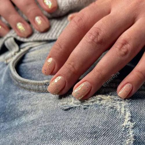 Stylish-Short-Nude-Nails-With-Glitter-2