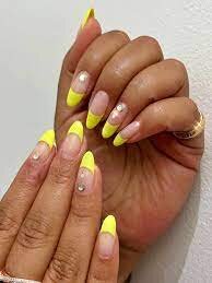 Sunshine-Yellow-Almond-Shaped-Nails-4