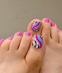 Toe-Nail-Designs-With-Bright-Accents-6