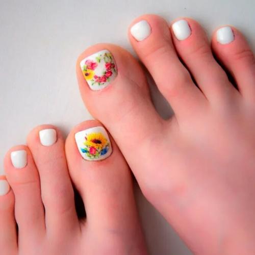 Toe-Nail-Designs-With-Floral-Motifs-3