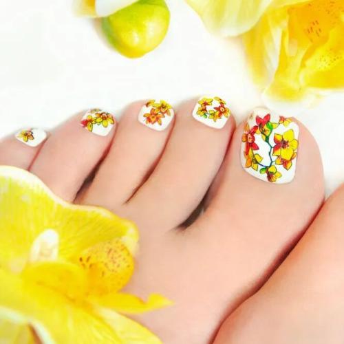Toe-Nail-Designs-With-Floral-Motifs-5
