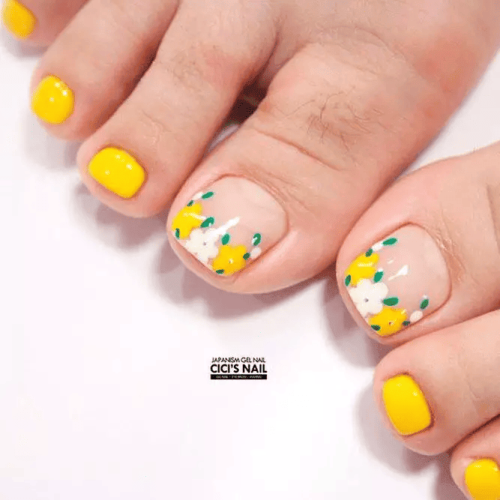 Toe-Nail-Designs-With-Floral-Motifs-7 (1)