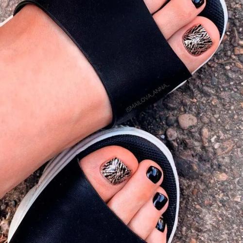 Toe-Nails-With-Gold-Accent-1