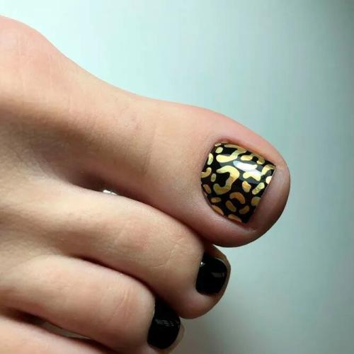 Toe-Nails-With-Gold-Accent-2