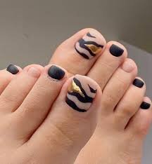 Toe-Nails-With-Gold-Accent-9