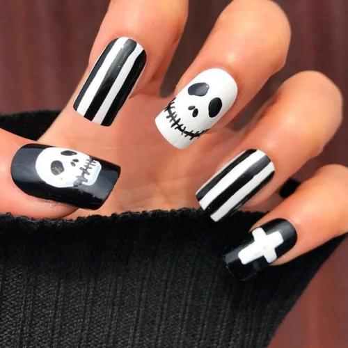 Trendy-Skulls-For-Halloween-Nails-2