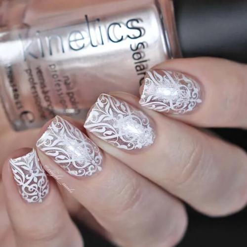 White-Damask-Pattern-Nails-2 (1)