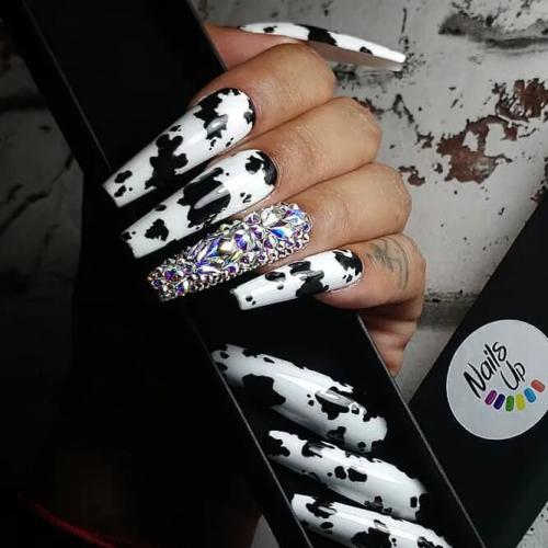 White-Nail-Designs-with-Black-Accents-2