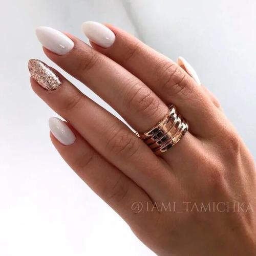 White-Nails-With-Gold-Accent-1