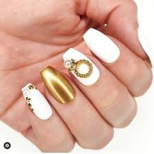 White-Nails-With-Gold-Accent-10